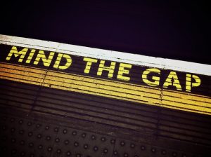 駅のプラットフォームに書かれているMind　The　Gapの注意書き