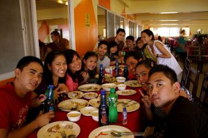 Cntで小宴会するフィリピンの若者グループ