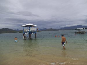 パラワンルリ島で水遊びをする人たち