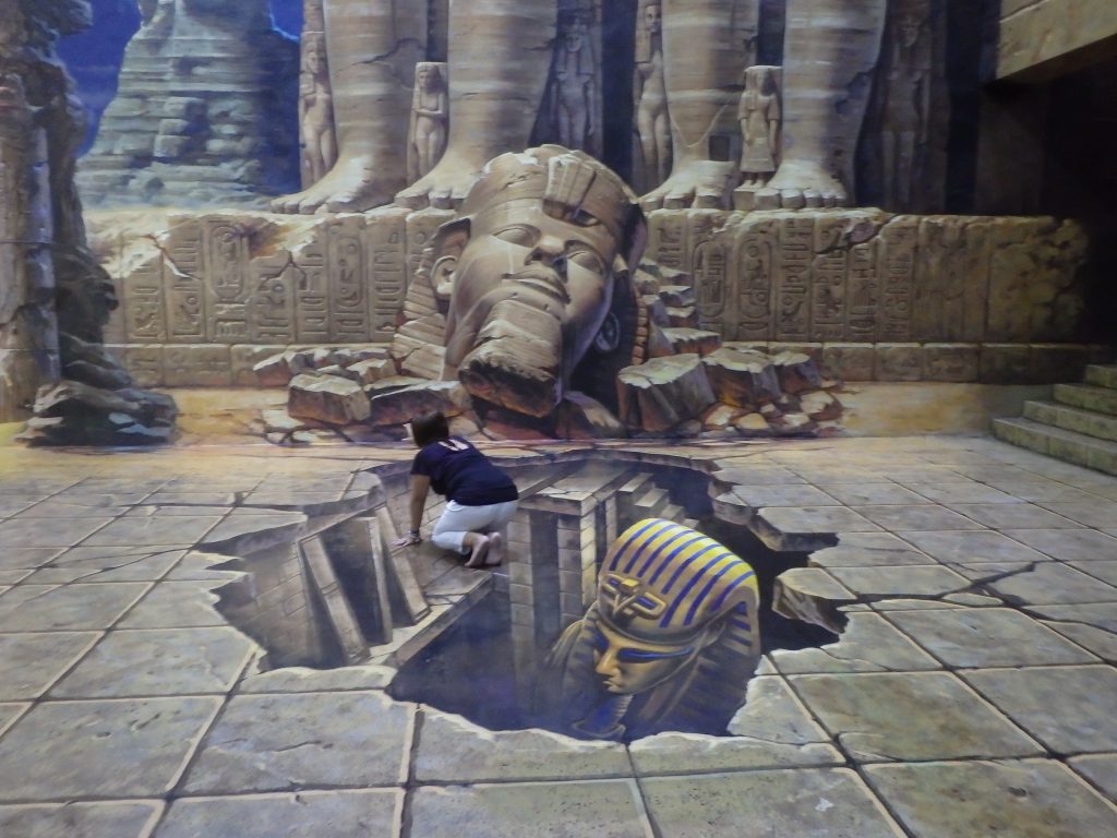 ３D博物館を訪れた一般客がエジプトのピラミッド内を発掘しているように見えるトリックアート