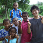 海外ボランティア活動に参加する日本の青年