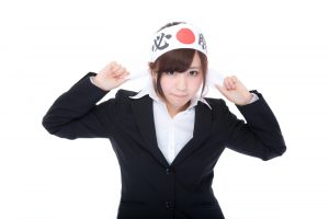 必勝のハチマキをする日本人女性