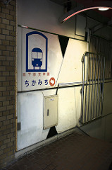 近道ルートを案内する博多天神駅の掲示板