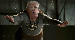 スーパーマンの格好をしたトランプ大統領