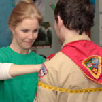 患者の胸囲を測定する看護師