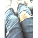 膝に穴があいているジーンズ
