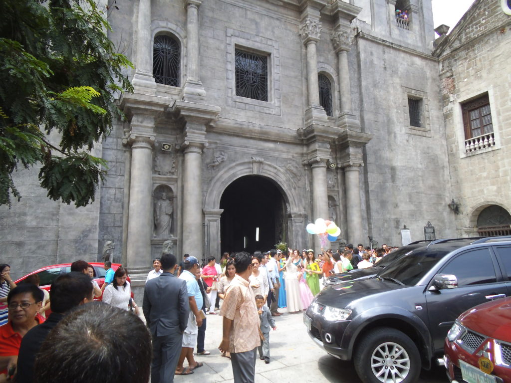 サン・オグスティン教会で結婚式を終えたフィリピン人新郎新婦