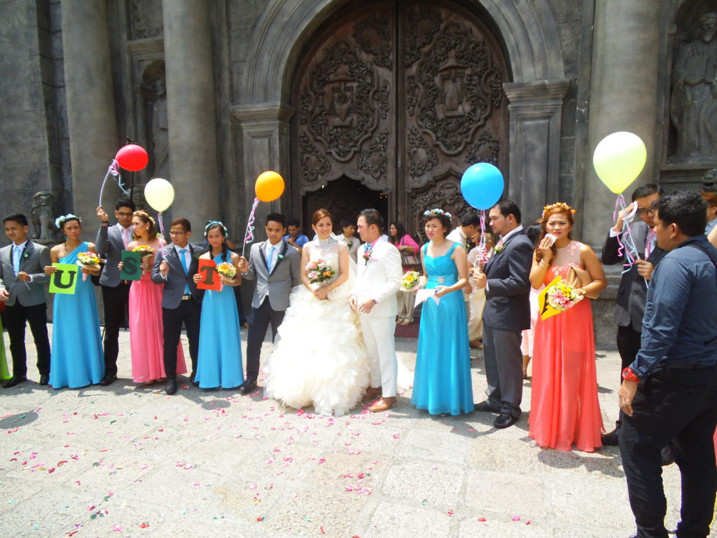 サン・オグスティン教会前で友達から祝福を受ける新郎新婦