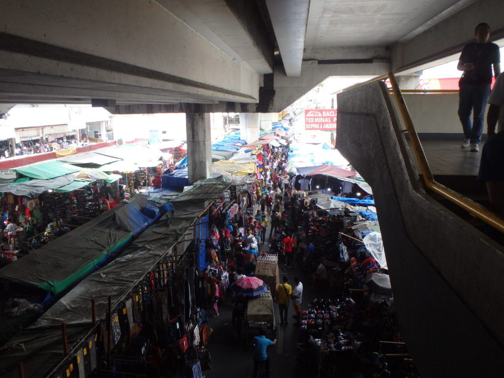 バクララン駅からバクララン市場を見る風景