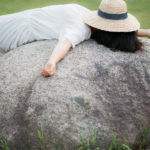 岩の上で爆睡する女性