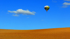 空を飛ぶ気球