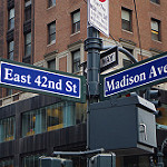 42nd streetとMadison Avenueの交差点にある標識