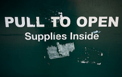 Pull to open, Supplies Insideと書かれた引き出し