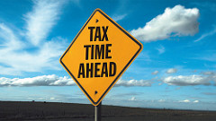 Tax　Time　Aheadと書かれている道路標識