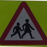 子供通行注意の三角形の道路標識