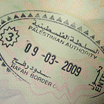 ビザのスタンプが貼られたパスポート