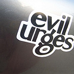 Evil Urgesと書かれたボード