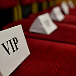 VIPの名札が立てられている椅子