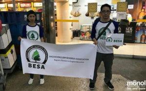 マニラ空港の待ち合わせ場所で到着学生を待ち構えるBESA（バギオ語学学校協会）職員