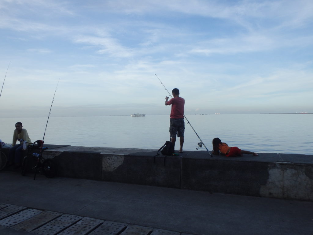 海釣りをする人たち
