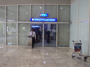 ターミナル２の無料シャトル乗り場入口自動ドア