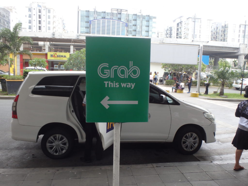 Grabタクシー乗り場の場所を示す案内標識