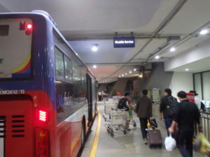 ターミナル１の無料シャトルバス乗り場と巡回バス