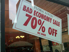 Bad Economy Sales 70%offと書かれたポスター