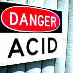 Danger、Acidと書かれたボード