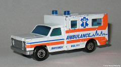 Ambulanceと書かれたプラモデル