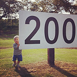 200ヤード標識の前に立つ子供