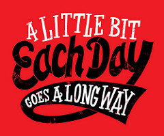 A little bit each day goes a long wayと書かれたポスター