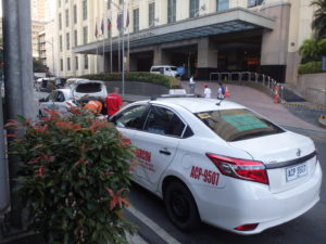 AGニューワールドホテル前に待機しているタクシー