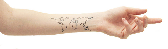腕に描かれたワールドマップ