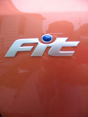 ホンダFit車のFitというロゴマーク