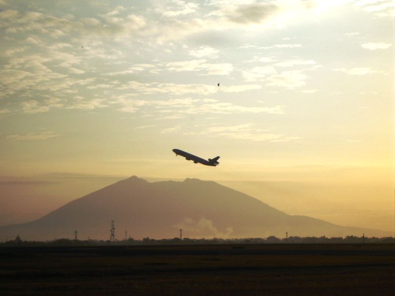 ピナツボ山を背景にクラーク国際空港から飛び立つ旅客機