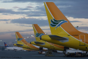 マニラ空港に並ぶセブパシフィック旅客機