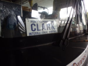 バスのフロントガラスに取り付けられているClark International Airportと書かれたプレート