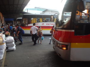 フィリピンクラークのダウバスターミナルに並ぶ長距離バス