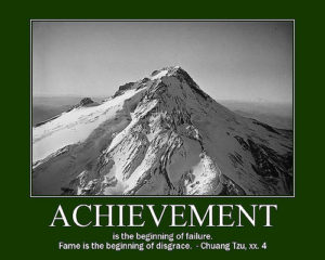 Achievementsと書かれた山の頂上の写真
