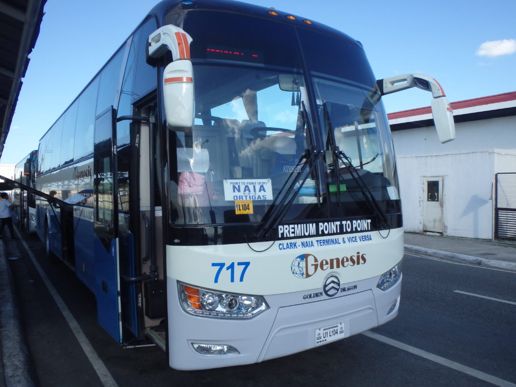 Premium　Point to Point (PPTP)直行バスの正面。プレートにはオルティガス経由マニラ国際空港行きと書かれています。