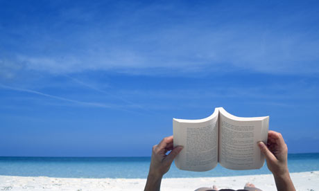 浜辺で本を読む人