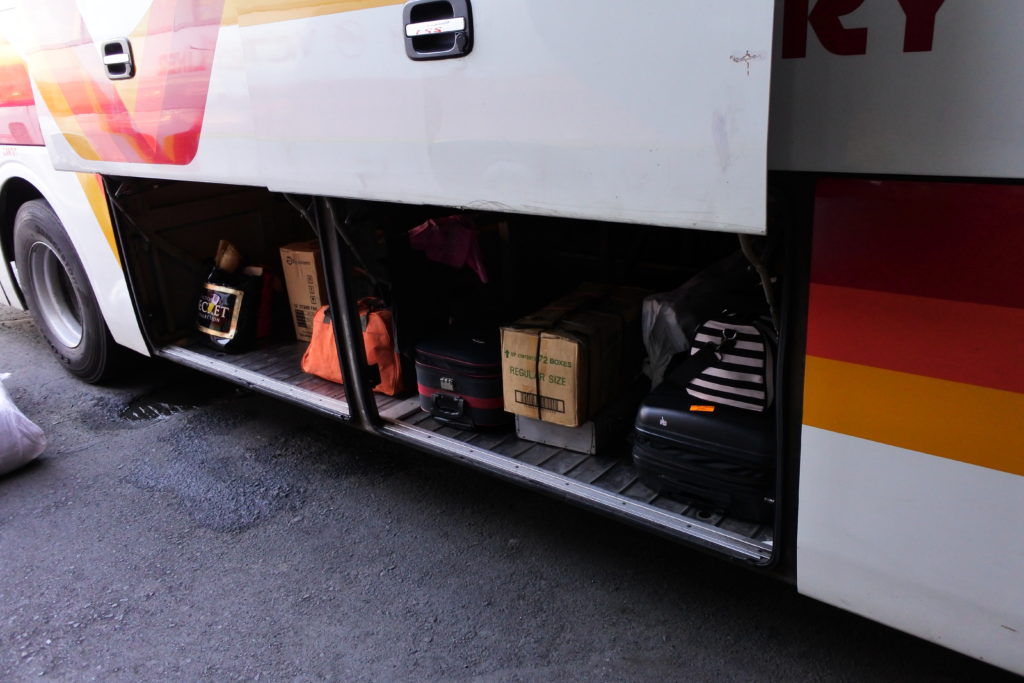 バスのサイドトランクと保管されているスーツケース