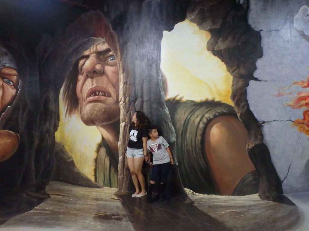 洞窟に隠れている一般客子どたちを探す巨人のトリックアート
