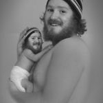 同じ顔の父親と赤ん坊（トリック写真）