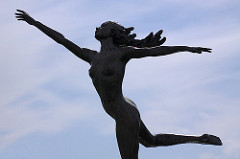 裸でジャンプする女性の彫刻