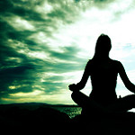 座禅を組み瞑想にふける女性